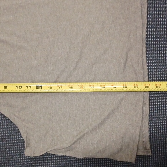 XL tank tops w/ small side splits. Gray & Green sleeveless tops. NWT - Picture 12 of 15